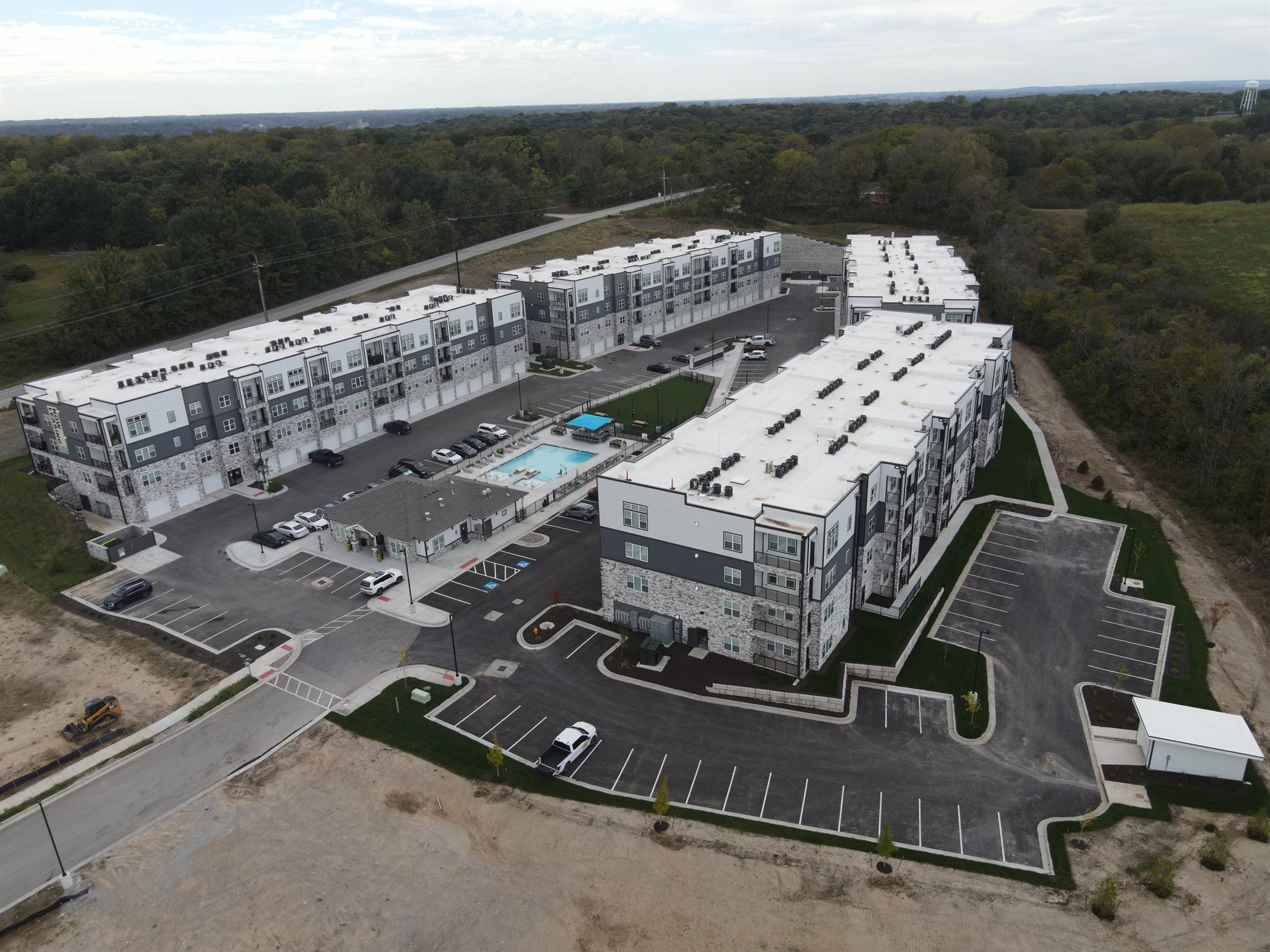 Creekside West apartment community with clubhouse and swimming pool in Parkville, Missouri